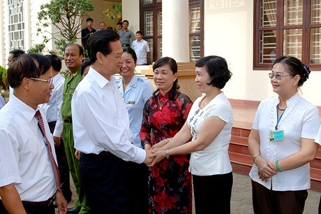 Руководители Вьетнама встретились с избирателями страны - ảnh 1